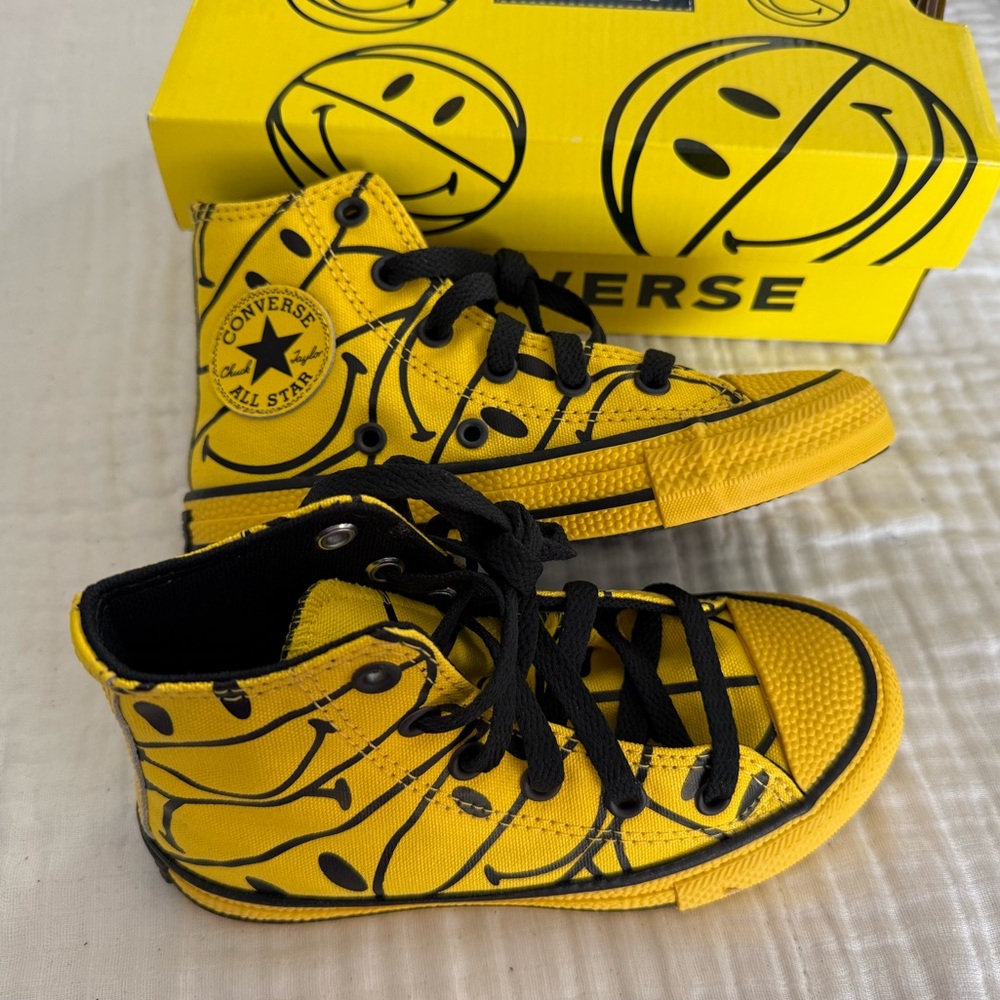 NIB Converse x Chinatown Market Smiley Face Sneakers Kids Size 11 Unisex